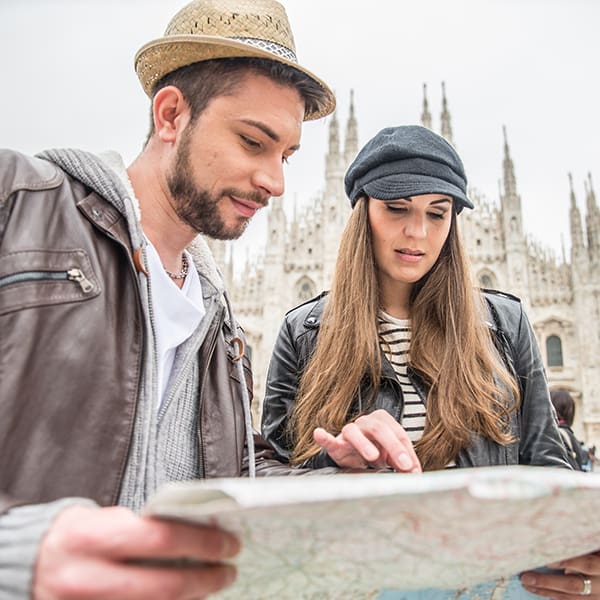 Happy tourists sightseeing city with map - Couple travelling in Italy