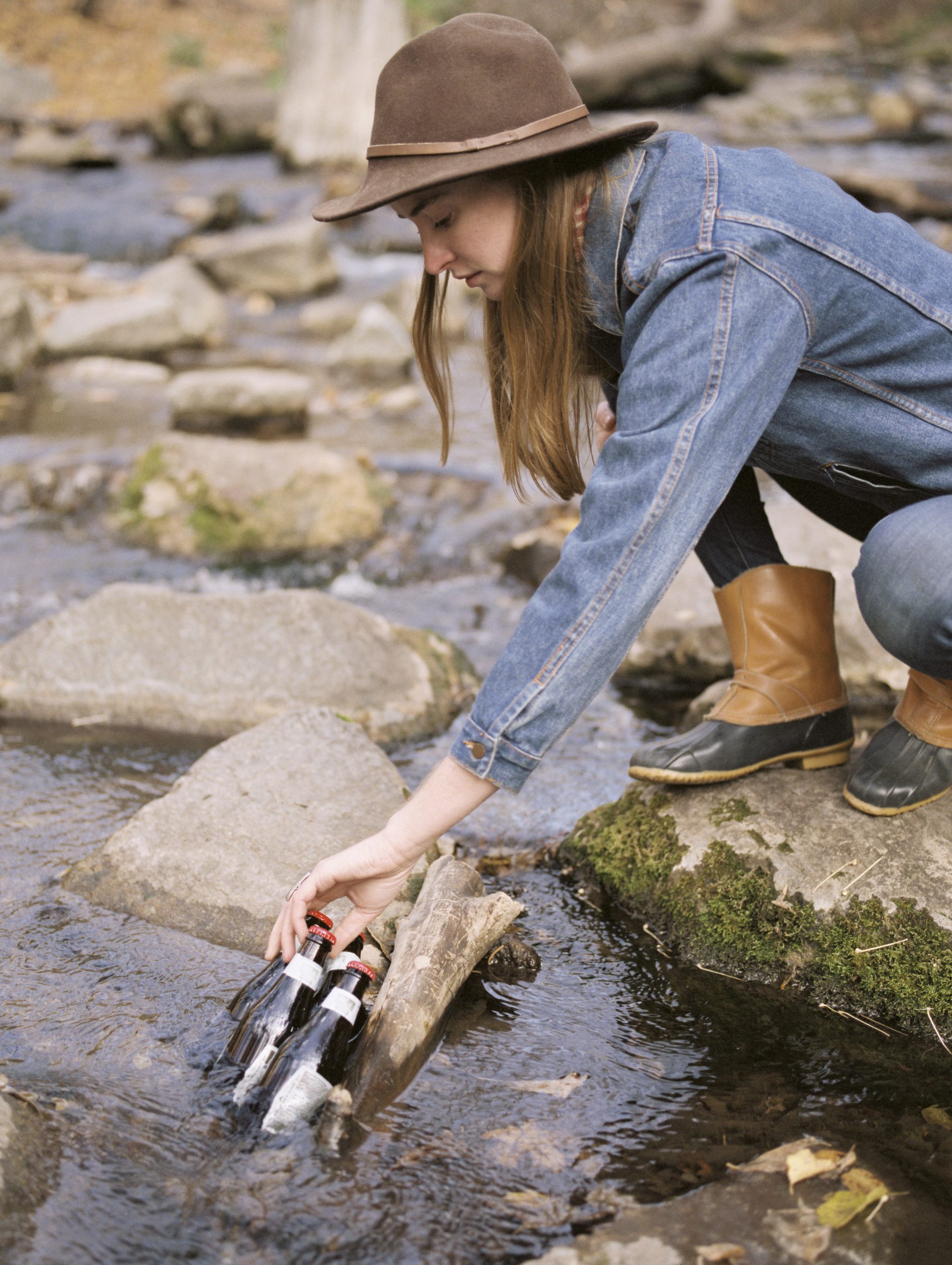 young-blond-woman-wearing-a-hat-putting-drink-bot-2025-04-05-11-18-01-utc