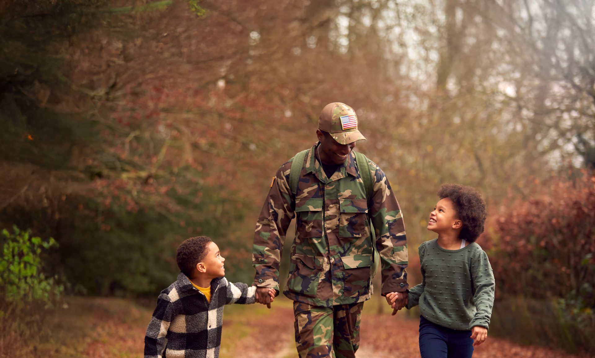 banner_american-soldier-with-his-children